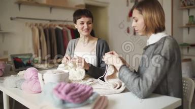 两名针织女工在<strong>纺织车间</strong>工作。 女人喜欢编织