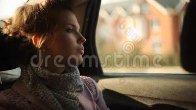 坐在出租车里看着窗外的悲伤女人