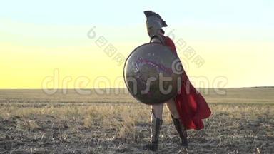 威风凛凛的罗马军团手里拿着盾牌，正站在田野里，风中披着红色斗篷