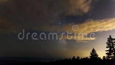 从俄勒冈州波特兰的拉奇山拍摄的带有移动云和流星的银河的时间流逝电影