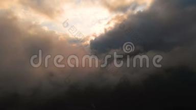 在<strong>云层</strong>上方的夕阳下，用照相机穿过傍晚的雨云。 在<strong>云层</strong>中飞行得很棒。 空中景观