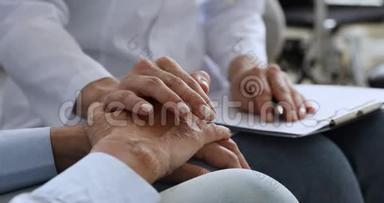 女医生护士牵着老奶奶病人的手，特写