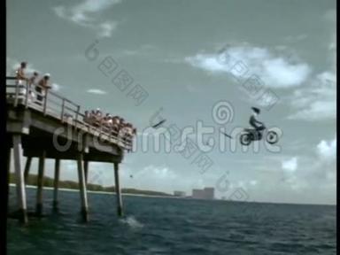 史塔克曼驾驶摩托车离开码头
