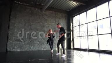 男人和女人，年轻夫妇在工作室跳舞<strong>拉丁舞</strong>。 一对舞者在...