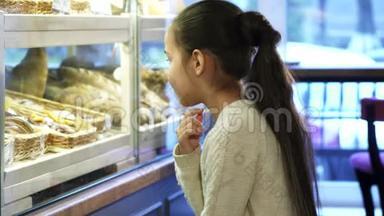 可爱的小女孩看着当地面包店的<strong>陈</strong>列