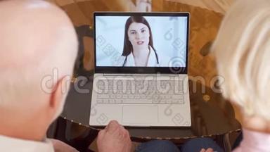 在家中有一对老夫妇，通过信使应用程序与医生进行视频聊天咨询