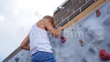 那个少年从墙上爬下来。 体育户外活动