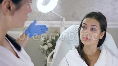 美容师在美容院的特写中咨询女士面部肉毒毒素注射