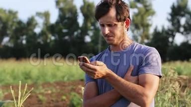 农民在有机<strong>生态农场</strong>用手机聊天