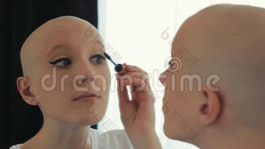 癌症<strong>幸存</strong>者快乐的女人化妆，照镜子