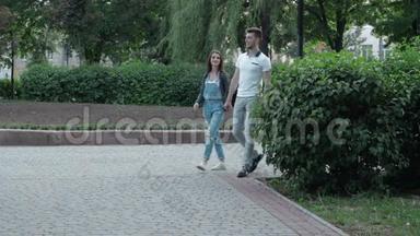 恋爱中的年轻夫妇在公园散步，牵手