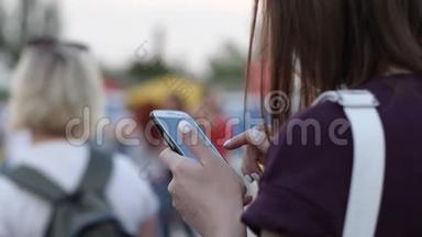 在户外打电话的女人，在社交网络上聚会的年轻女孩，手里拿着手机的女人