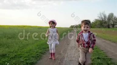 慢动作，两个可爱的孩子在公园里，户外，孩子们在玩追赶火炬，快乐的孩子在<strong>玩乐</strong>趣。