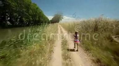 小女孩在大自然的小径上奔跑