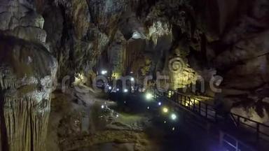 适合游客的洞穴全景图