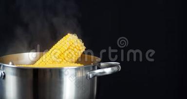 用热蒸蒸锅里的玉米。