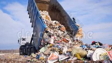 垃圾车在垃圾填埋场处置垃圾.. 车辆运输垃圾至废弃物..