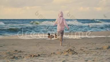 两个可爱的小女孩在沙滩上跑着喂鸭子