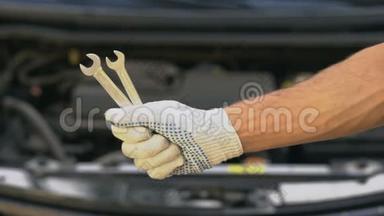 手提扳手的特写，车库汽车修理，车辆升级