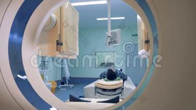 病人躺在CT或MRI扫描仪上。 病人`的扫描程序是从CAT扫描仪开始的`