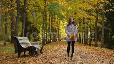 秋天，美丽的年轻女子在公园里走来走去，坐在长凳上，等着一个人