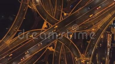 夜间综合公路交叉口。 上海城。 中国。 高空垂直俯视图