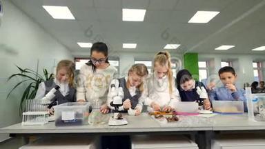 <strong>小学生</strong>物课.. 孩子们在学校实验室<strong>学习</strong>生物、化学。