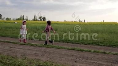 可爱的孩子们互<strong>相拥</strong>抱，结识朋友，绕着田野路跑，慢动作，男孩和女孩都很高兴见面，
