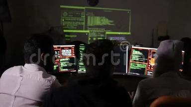 年轻的黑客团队在电脑上工作。 网络犯罪，网络攻击概念..