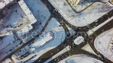 冬季空中俯视交叉<strong>路口</strong>，与交通和雪交圈交叉<strong>路口</strong>
