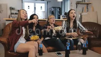 女朋友在家看带零食的电视节目.. 年轻的欧洲女孩享受浪漫喜剧慢动作4K。