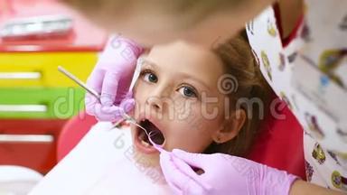 这孩子是个可爱的女孩，牙椅里没有前乳牙齿。