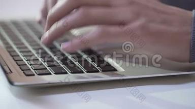 个人输入笔记本电脑键盘，自由职业者通过电子邮件向客户发送项目