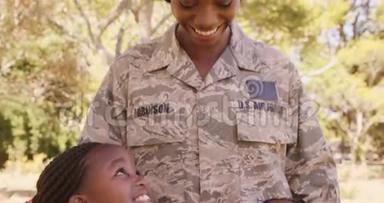 快乐<strong>女兵</strong>美国空军和她的两个孩子