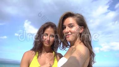 美丽的女孩在海滩上用<strong>手机</strong>自拍，微笑着<strong>旋转</strong>着享受大自然的假期