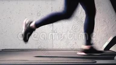 <strong>跑步</strong>机有氧运动-细<strong>节</strong>特写美丽的腿。 雕塑，塑造和定义你的腿锻炼。