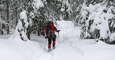 穿着雪鞋带背包的徒步旅行者