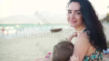 一位<strong>怀抱婴儿</strong>的迷人母亲的肖像。 妈妈带着宝宝在享受新鲜空气，妈妈在哺乳