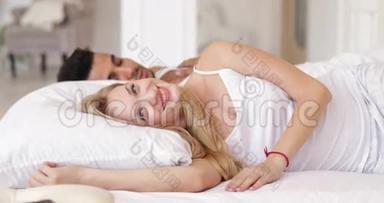 女人关掉闹钟手机躺在床上两天早上醒来微笑