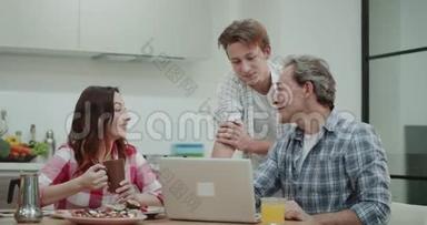 新一代年轻人，儿子向成熟的父母解释如何使用笔记本电脑