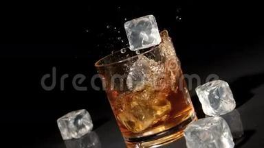 三块冰块掉进威士忌和冰块里