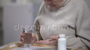 老妇人颤抖着双手泼水，愤怒的护士清洁托盘服务