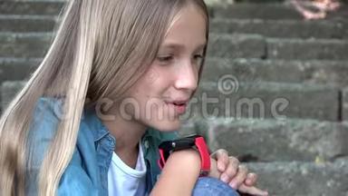 在公园户外使用智能手表的儿童智能手表