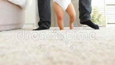 <strong>父亲帮助</strong>婴儿走过地毯