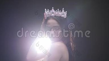 戴皇冠的女模特在演播室摆珠宝