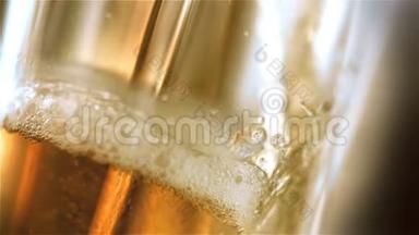 特写慢镜头冷淡啤酒放在杯子里，酒吧背景上有水滴。 <strong>快来</strong>点啤酒。 微波炉