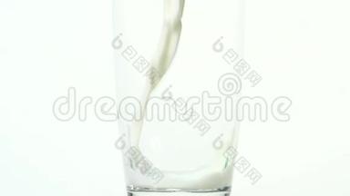 缓慢的动作使牛奶倒入玻璃杯中.