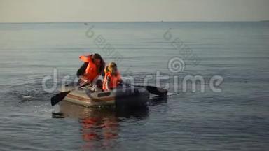 母亲和孩子穿着救生衣划船上岸，难民在海难中幸存下来