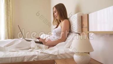 女人在床上用笔记本电脑打字。