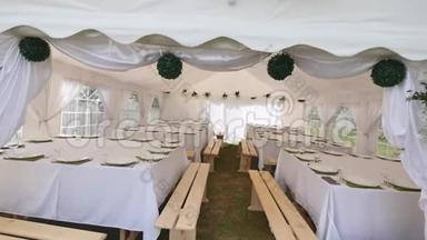 一个漂亮的宴会厅，在帐篷下举行婚宴